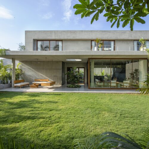 House of concrete walls / traanspace