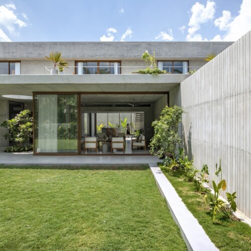 House of concrete walls / traanspace