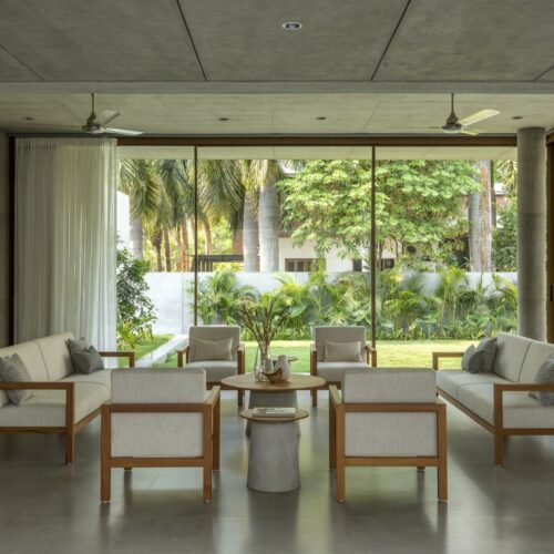 House of concrete walls / traanspace