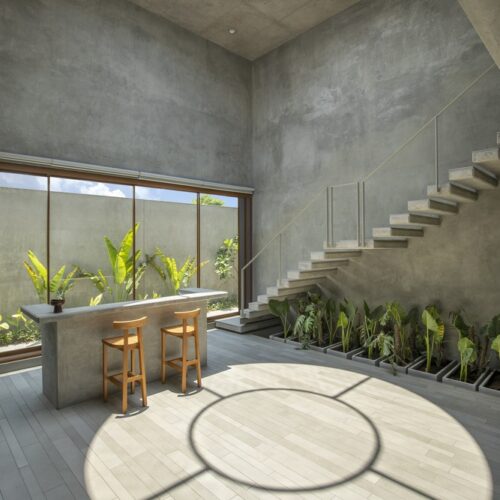House of concrete walls / traanspace