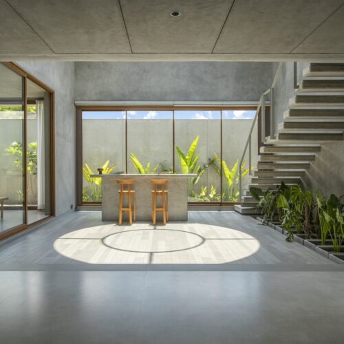 House of concrete walls / traanspace