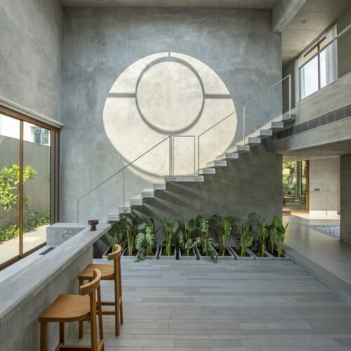 House of concrete walls / traanspace