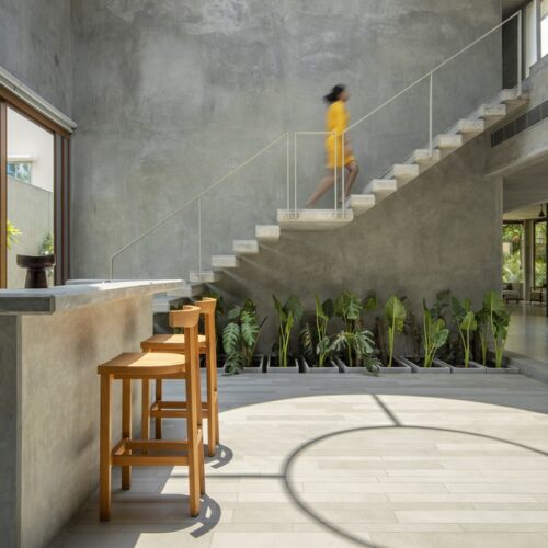 House of concrete walls / traanspace