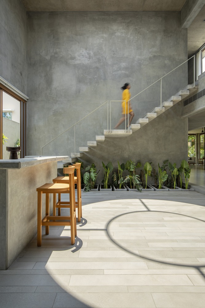 House of concrete walls / traanspace