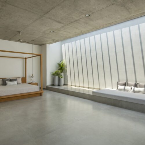 House of concrete walls / traanspace