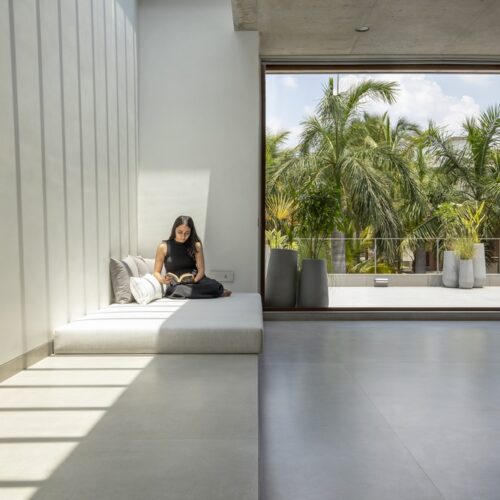 House of concrete walls / traanspace