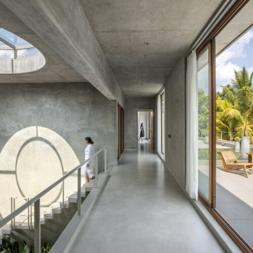 House of concrete walls / traanspace