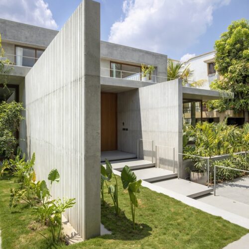 House of concrete walls / traanspace