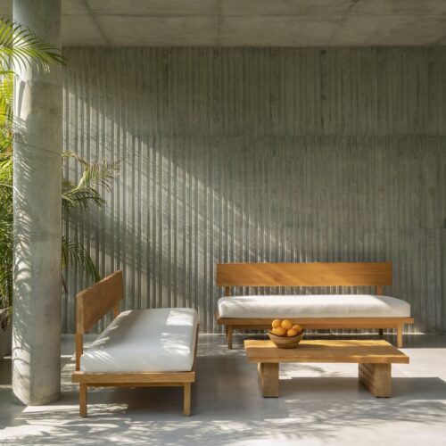 House of concrete walls / traanspace