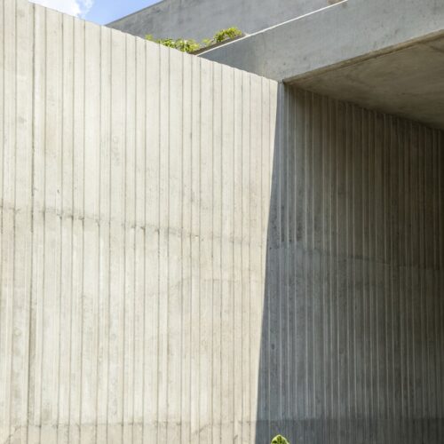 House of concrete walls / traanspace