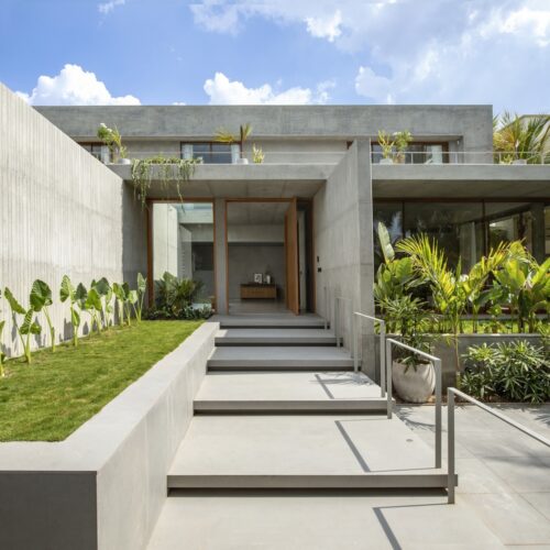 House of concrete walls / traanspace