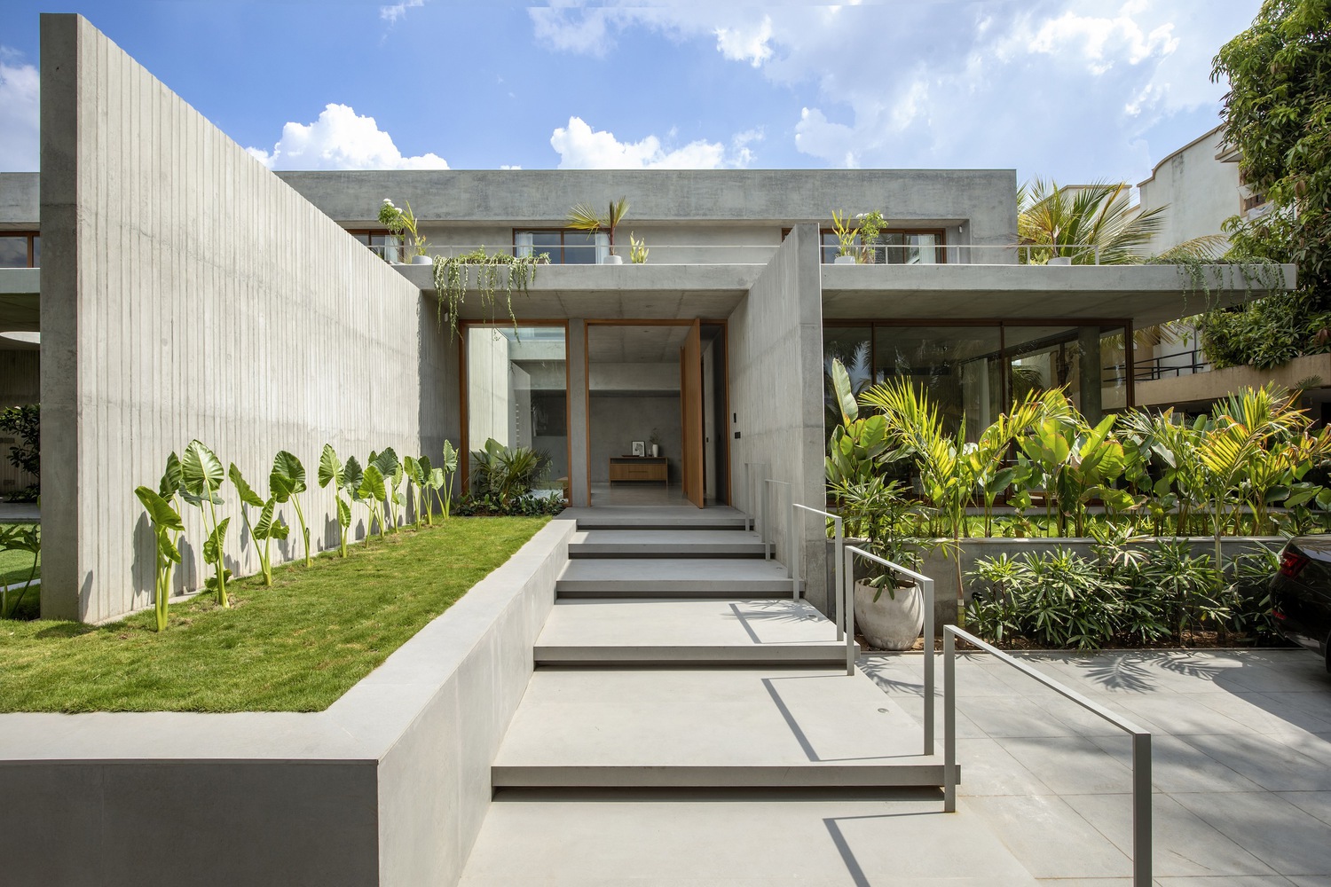 House of concrete walls / traanspace