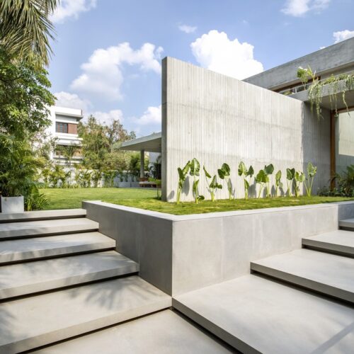 House of concrete walls / traanspace