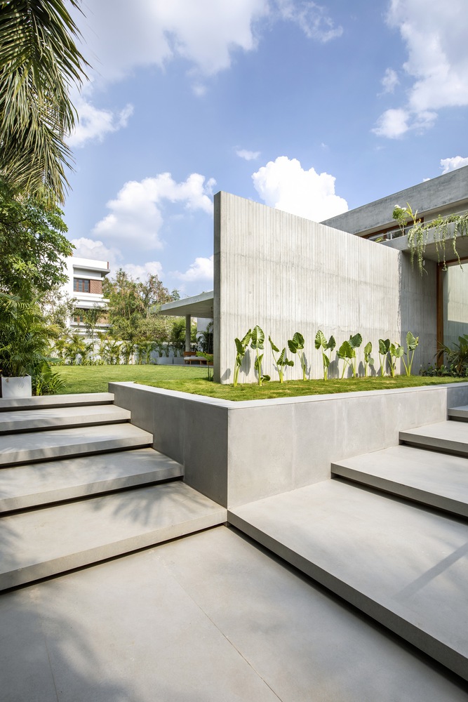 House of concrete walls / traanspace