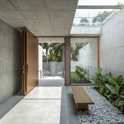 House of concrete walls / traanspace