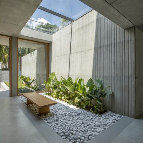 House of concrete walls / traanspace