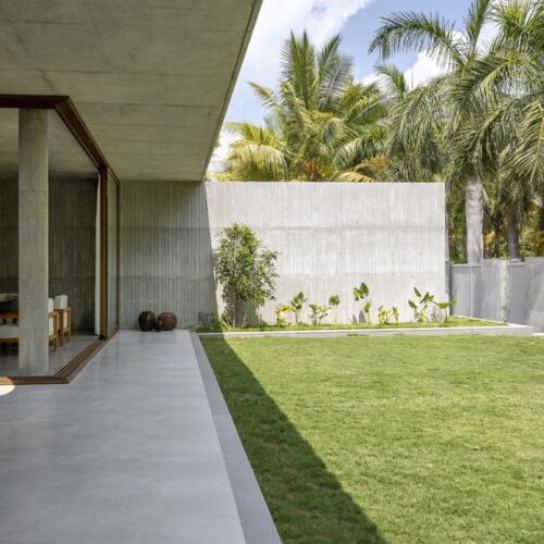 House of concrete walls / traanspace