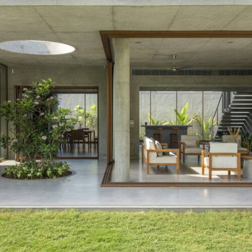 House of concrete walls / traanspace