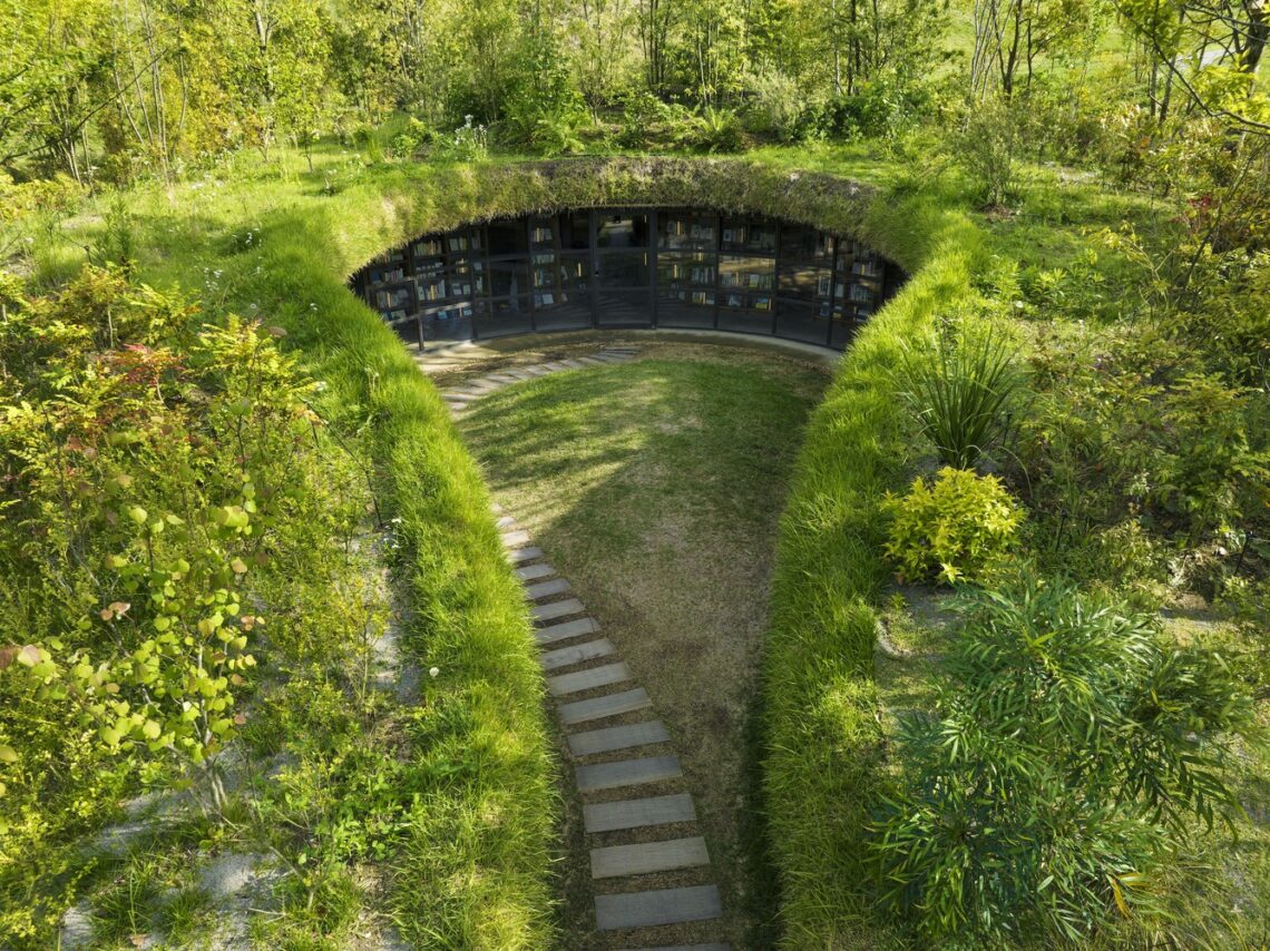 Library in the earth / hiroshi nakamura & nap