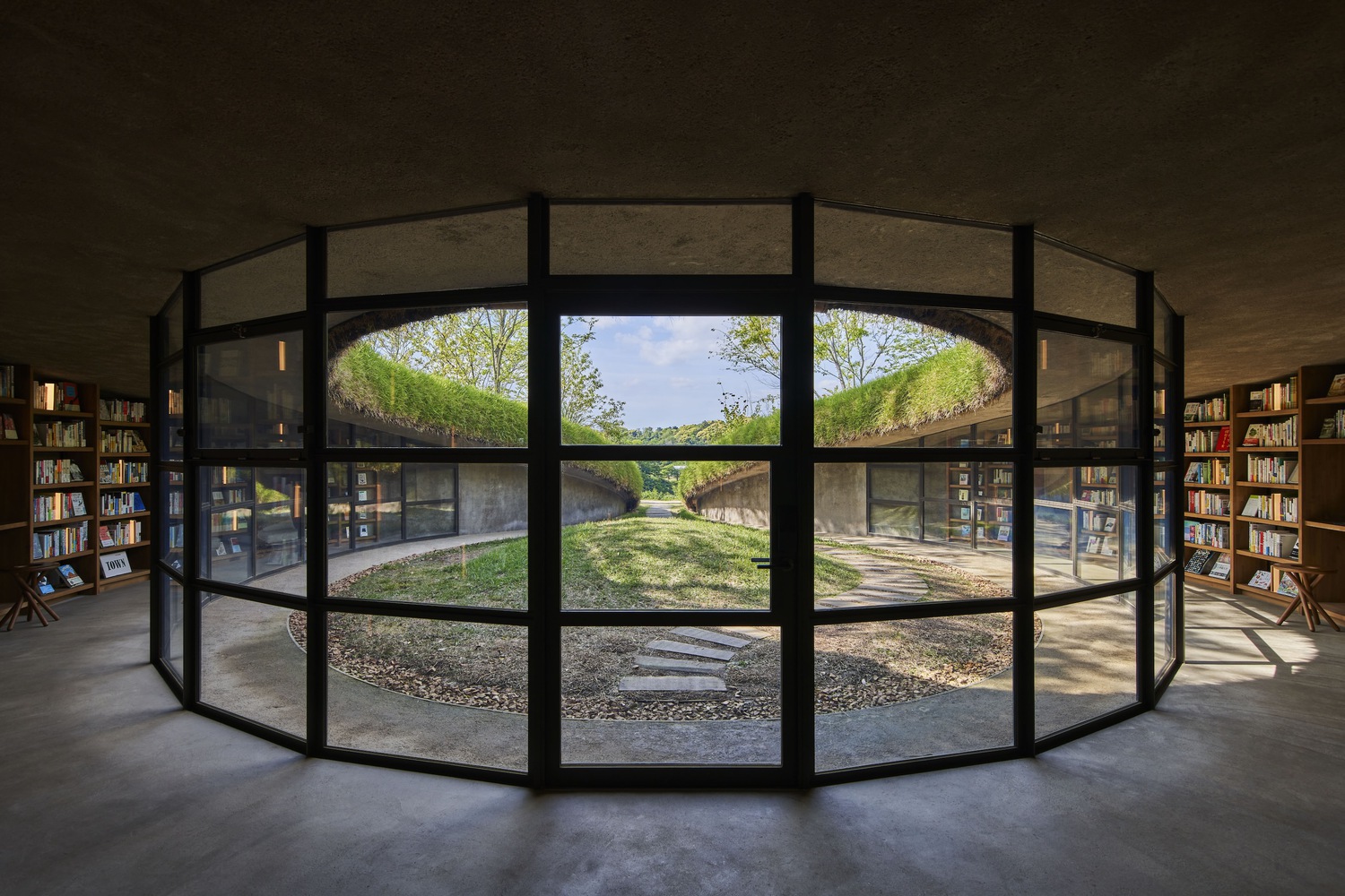 Library in the earth / hiroshi nakamura & nap