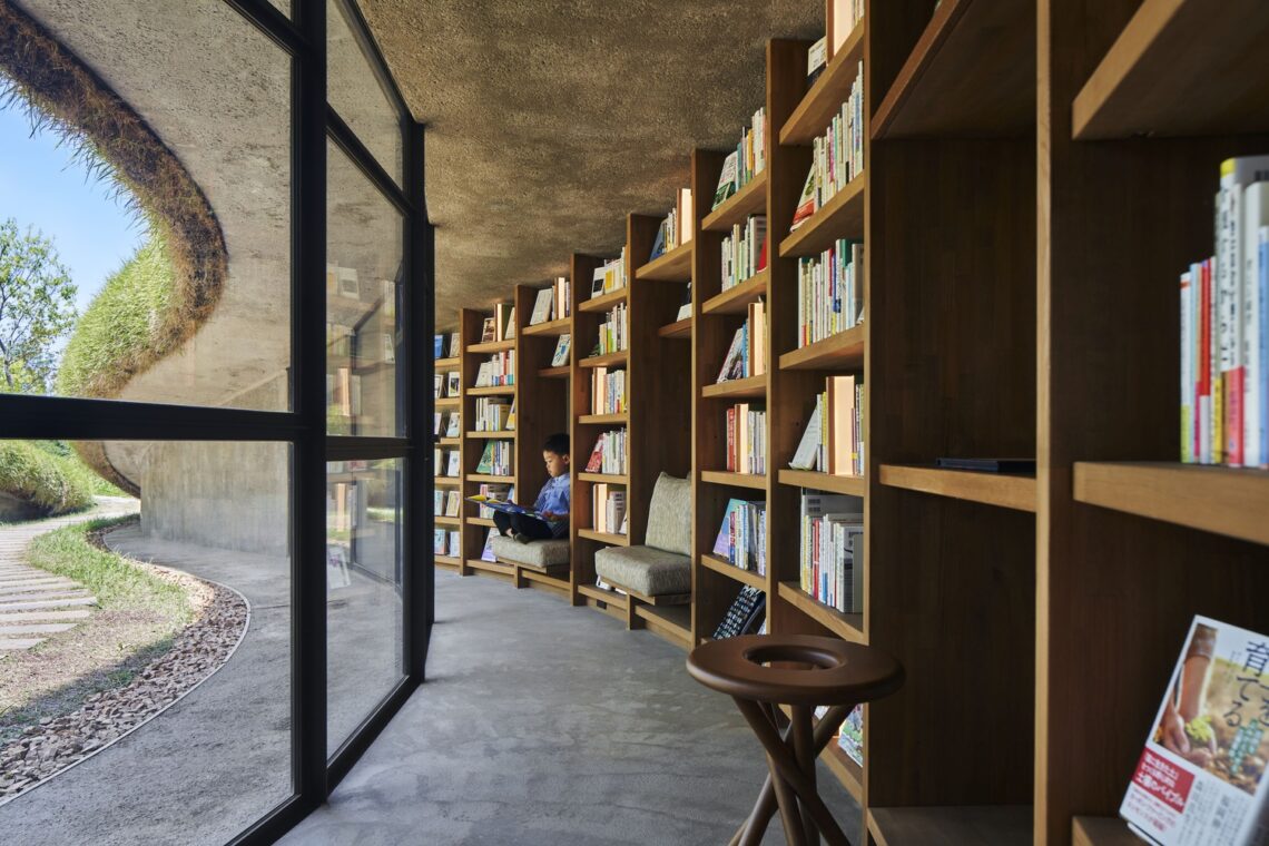 Library in the earth / hiroshi nakamura & nap