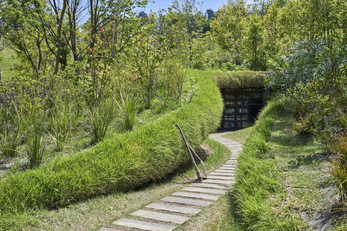 Library in the earth / hiroshi nakamura & nap