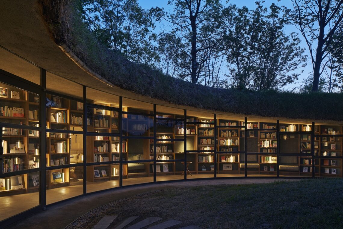 Library in the earth / hiroshi nakamura & nap