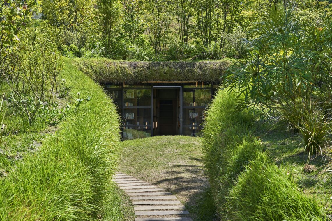 Library in the earth / hiroshi nakamura & nap