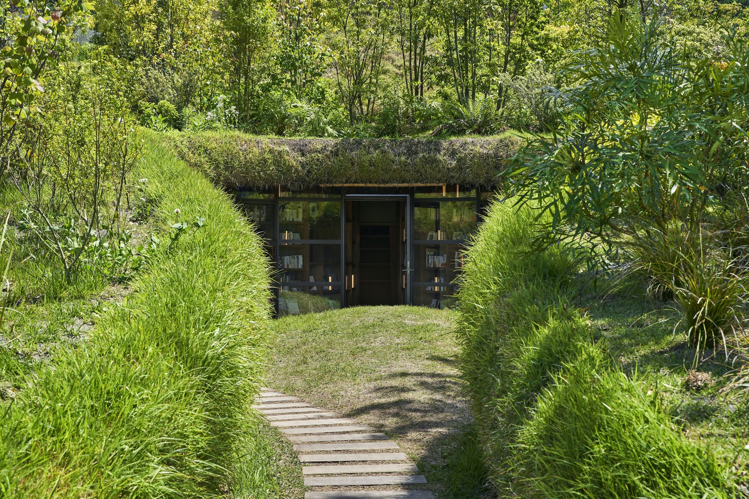 Library in the earth / hiroshi nakamura & nap