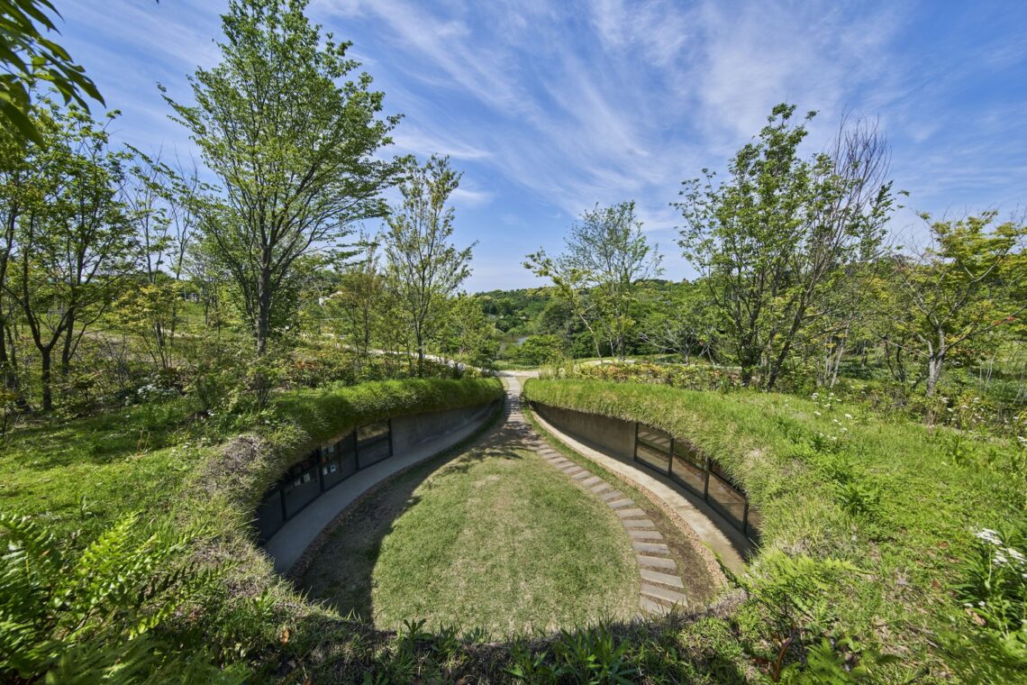 Library in the earth / hiroshi nakamura & nap