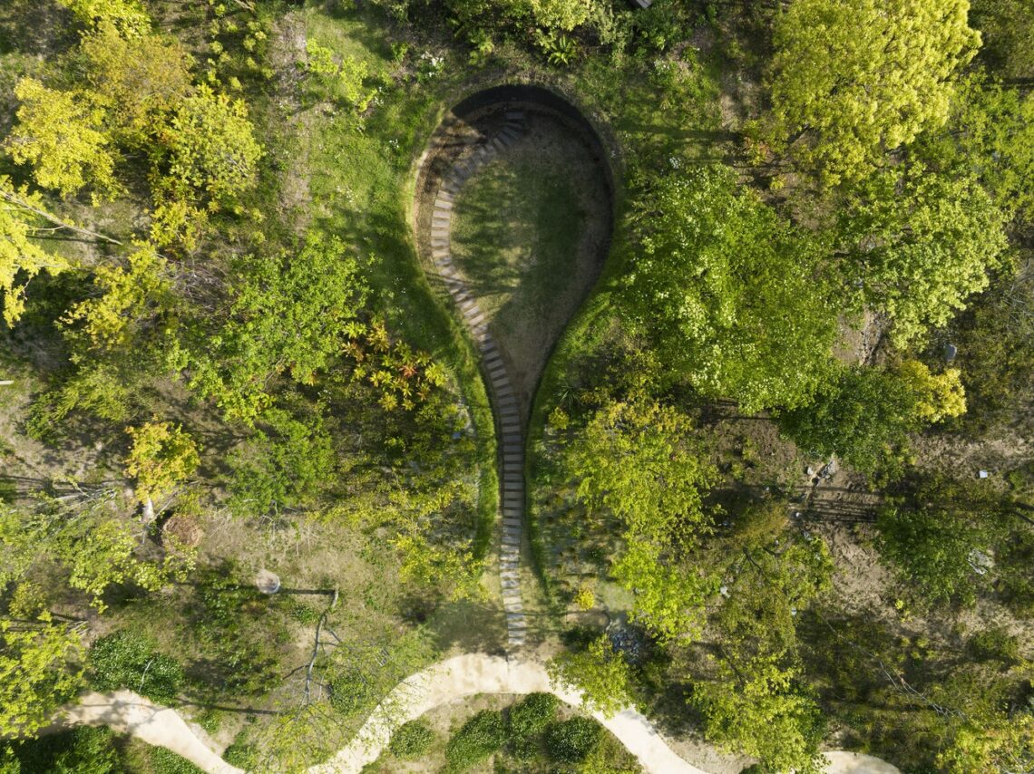 Library in the earth / hiroshi nakamura & nap