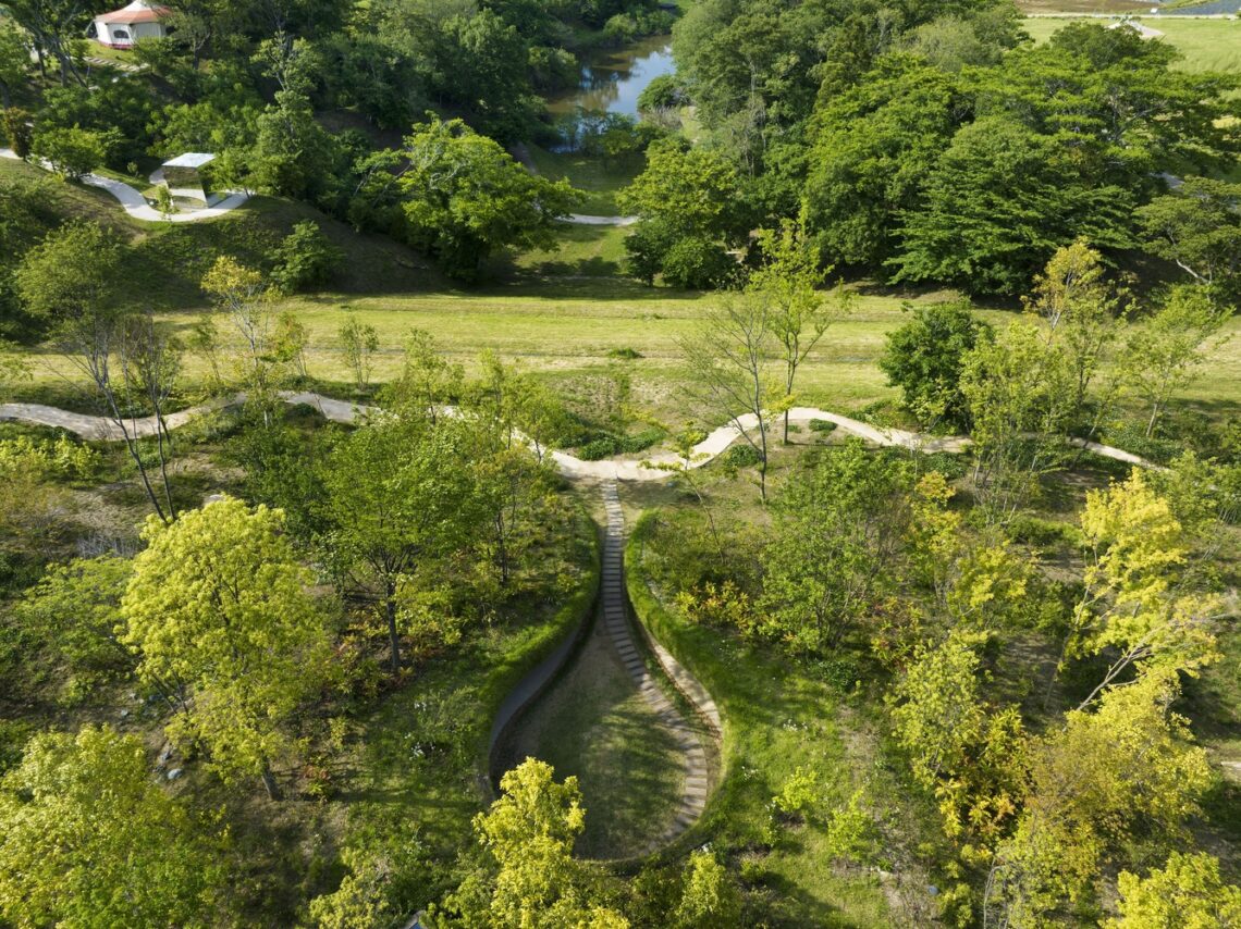 Library in the earth / hiroshi nakamura & nap