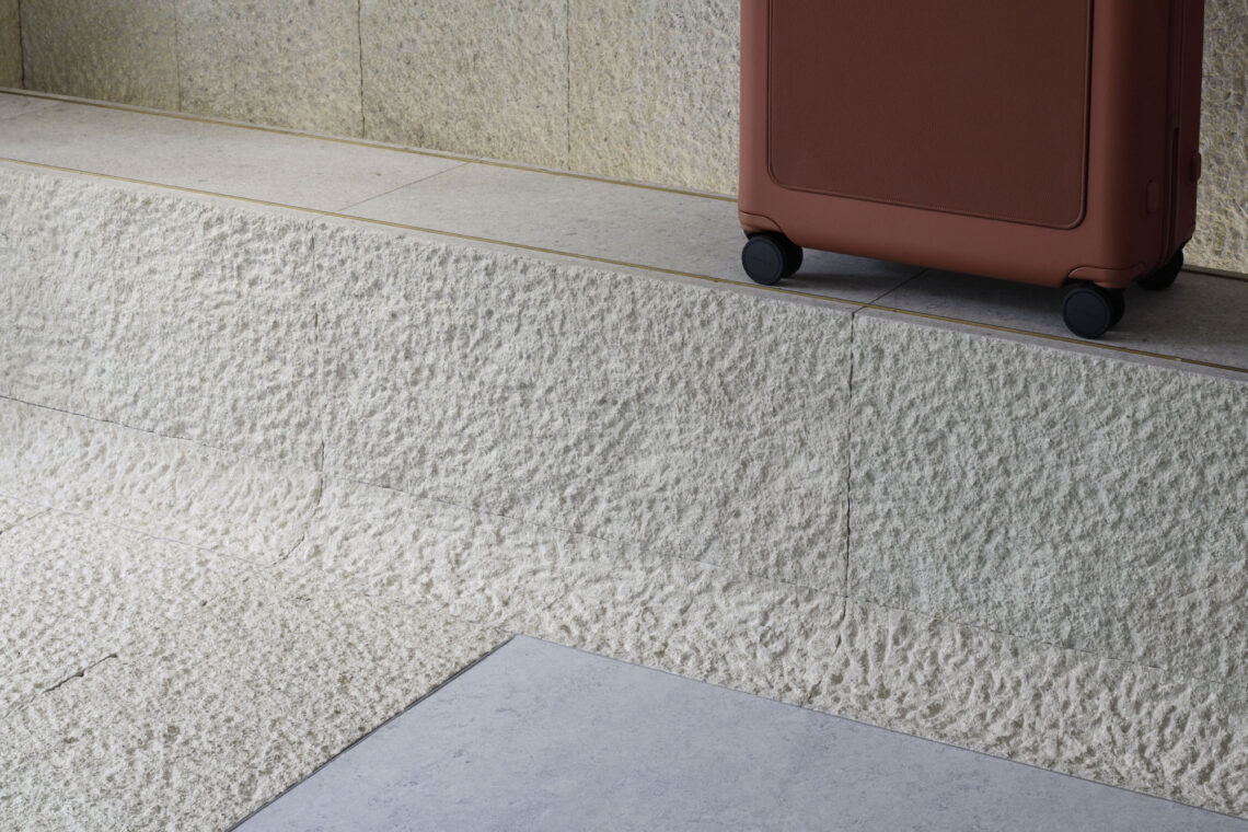 In the interior design plan for the travel brand "moln," rough stones reminiscent of the earth are used, while rounded edges are incorporated into the wall and floor corners. © daisuke shima