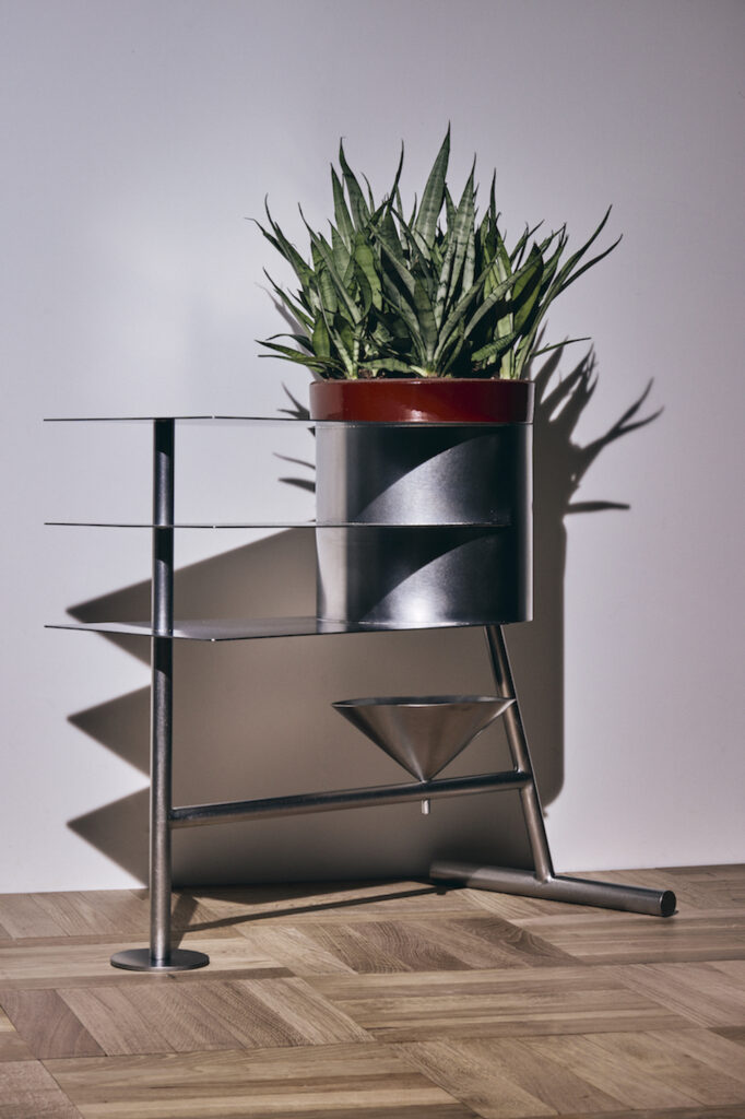 Object №8, designed for e&y, is entirely composed of geometric shapes formed by straight lines and curves. © e&y