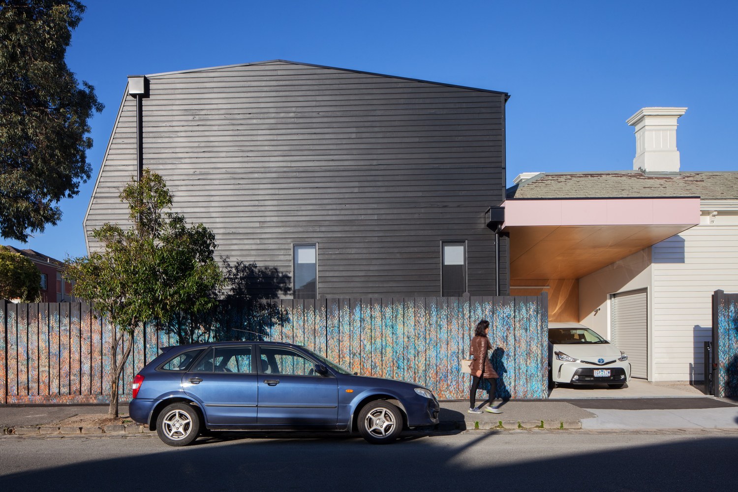 1210_View02_M The corner house / poly studio