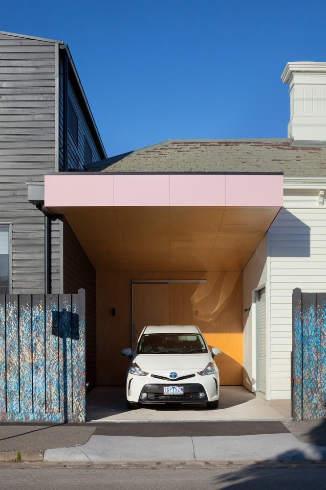 1210_View03_M The corner house / poly studio