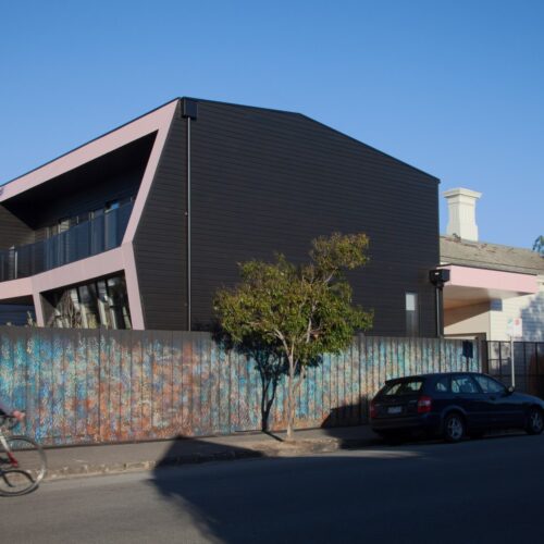 The Corner House / Poly Studio 23 The corner house / poly studio