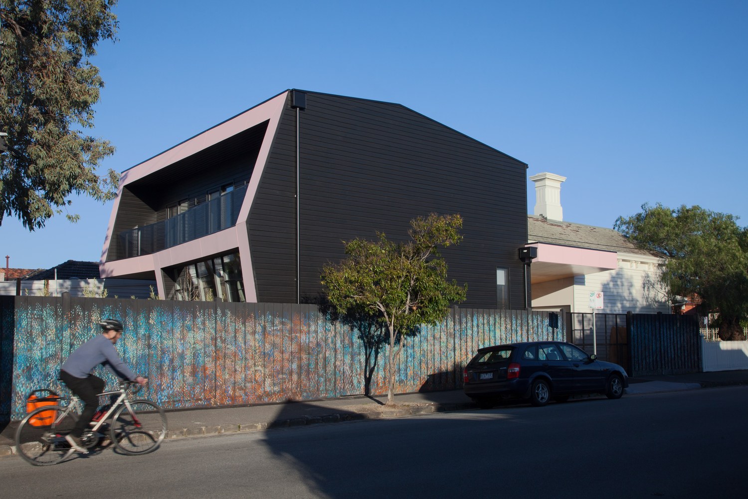 1210_View04_M The corner house / poly studio