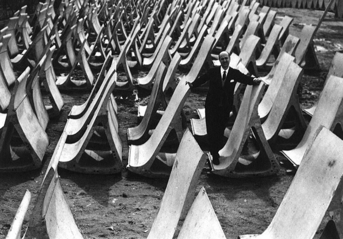 La Pagoda / Miguel Fisac | Classics On Architecture Lab 20 Miguel fisac surrounded by prefabricated elements used during construction of the center for hydrographic studies (1962). The spanish architect developed many prefabricated, prestressed concrete beams inspired by the structure of bones and featured them prominently as design elements in many of his projects - © fundación miguel fisac
