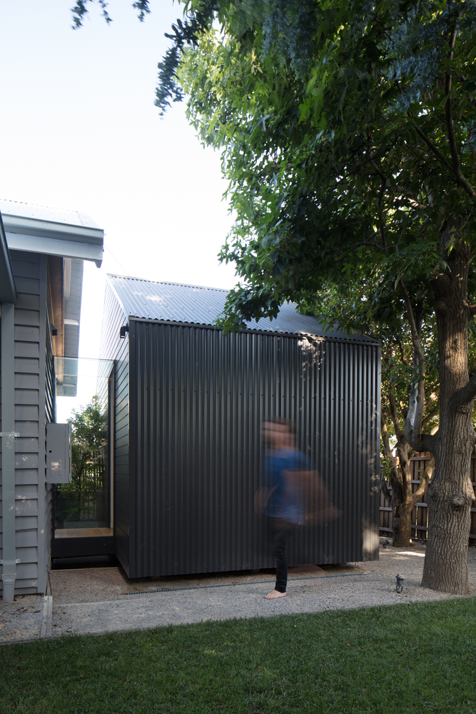 Glass link house / robbie walker