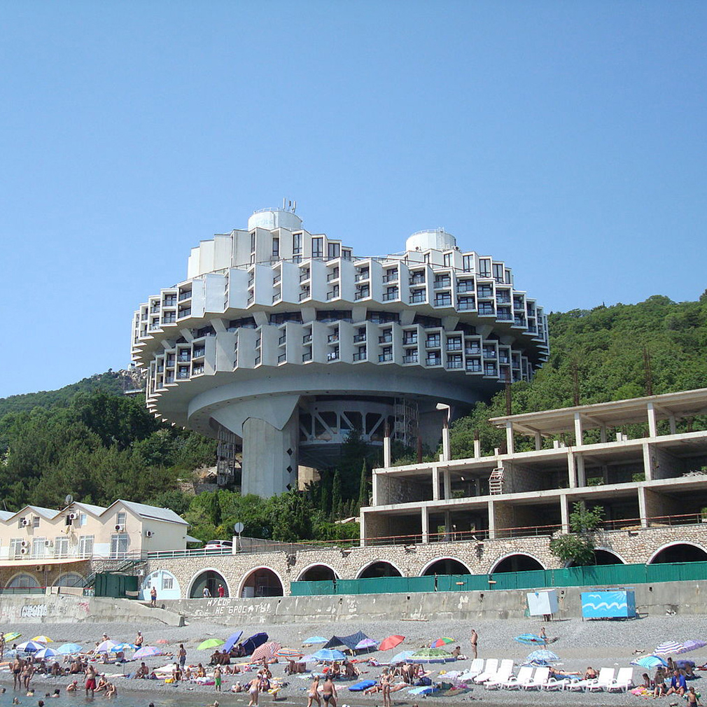 Druzhba Sanatorium / Igor Vasilevsky | Classics On Architecture Lab 17 Druzhba sanatorium: soviet-era architectural marvel in crimea