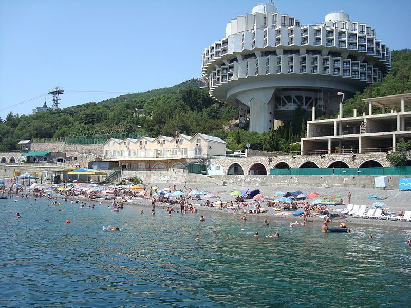 Druzhba_Sanatorium_Sea_Bathers_Outside-Dimant Druzhba sanatorium: soviet-era architectural marvel in crimea