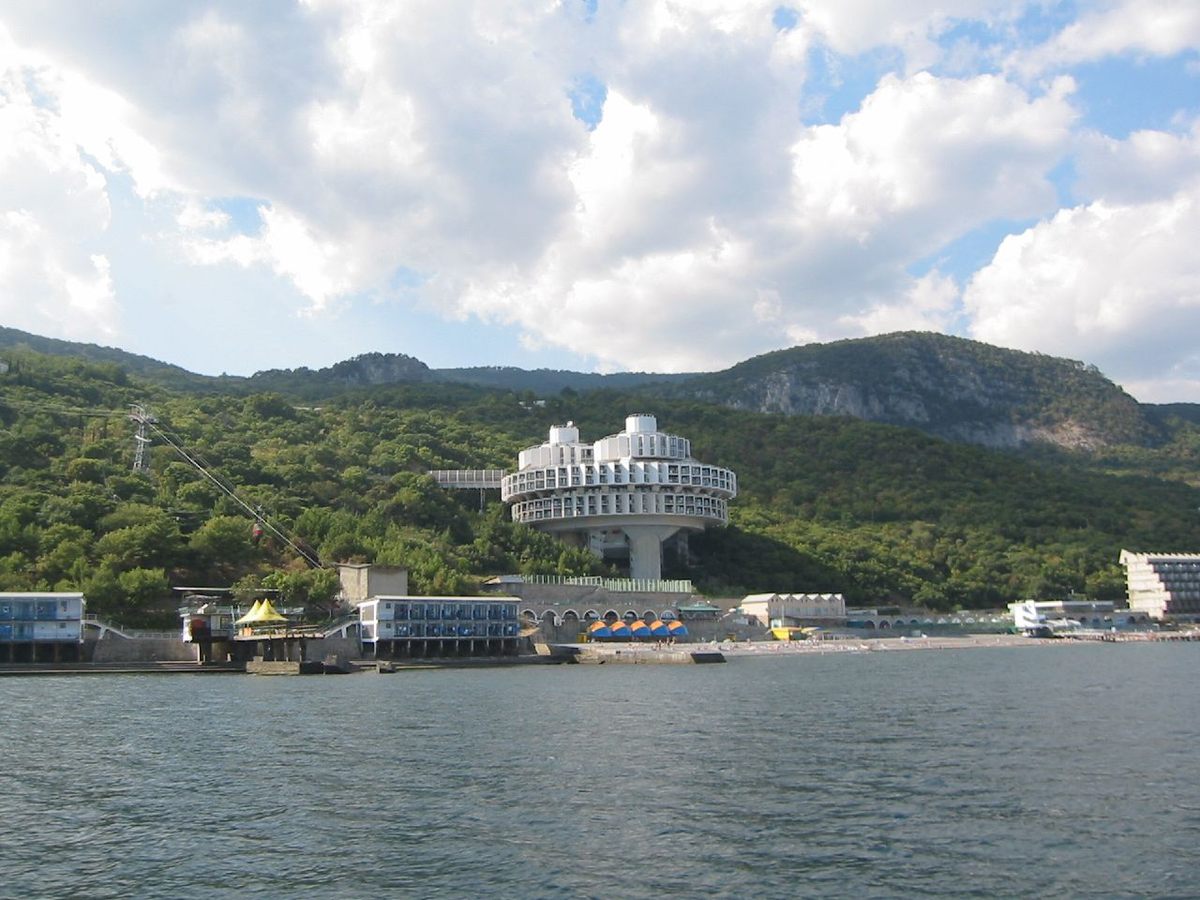 Druzhba Sanatorium / Igor Vasilevsky | Classics On Architecture Lab 26 Druzhba sanatorium: soviet-era architectural marvel in crimea