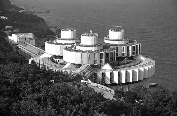 Druzhba Sanatorium / Igor Vasilevsky | Classics On Architecture Lab 1 Druzhba sanatorium: soviet-era architectural marvel in crimea