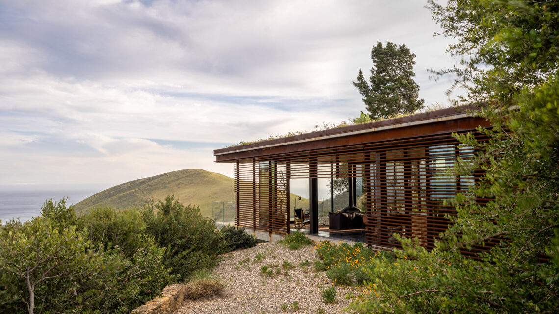 Off-grid guest house / anacapa architecture