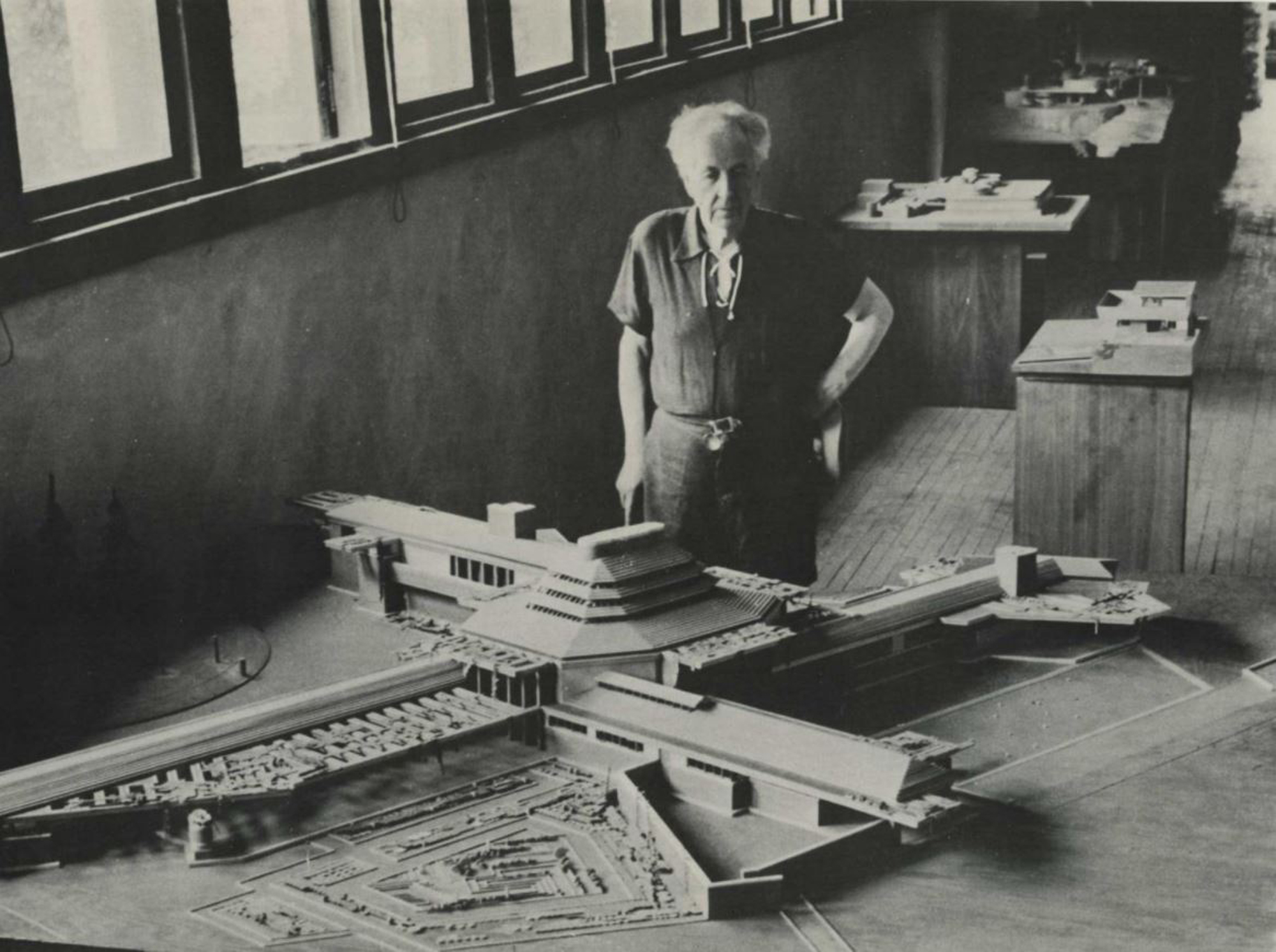 Architect frank lloyd wright with scale model of wingspread, herbert f. Johnson house. Wind point, wisconsin - frank lloyd wright