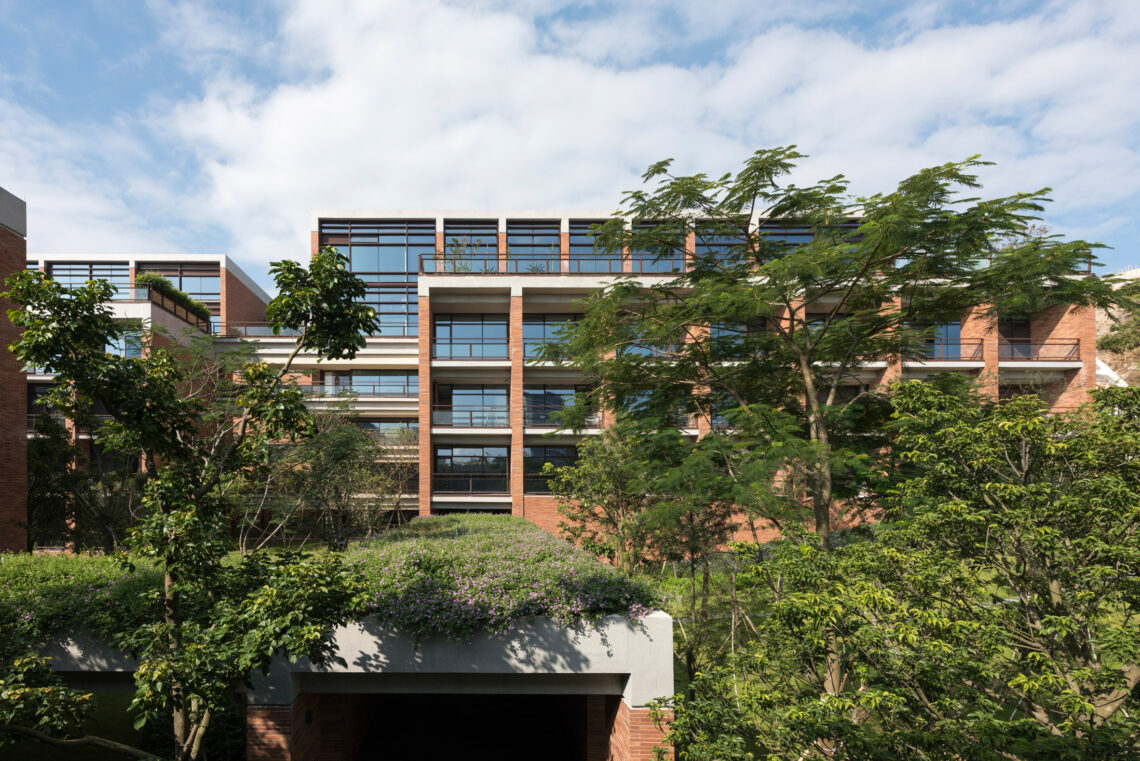 Xiao Jing Wan University / Foster + Partners 2 Foster + partners uses extra-long bricks for chinese university campus