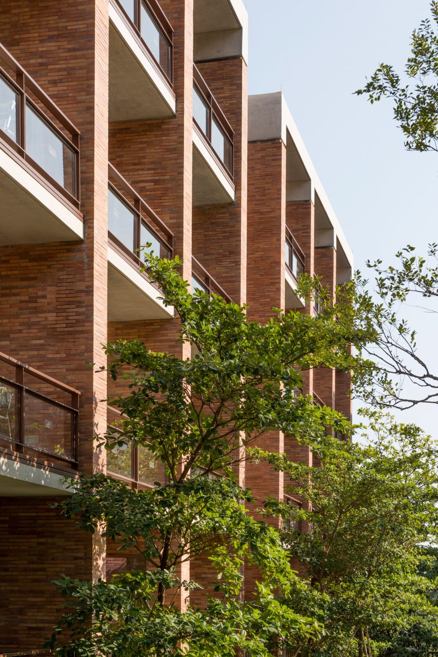 China-Resources-University-Foster-Partners-Architecture-Unviersity_Dezeen_2364_Col_10-1-852X1276 Foster + partners uses extra-long bricks for chinese university campus