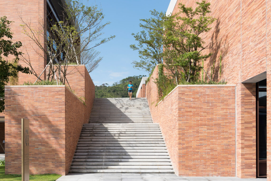 Xiao Jing Wan University / Foster + Partners 3 Foster + partners uses extra-long bricks for chinese university campus