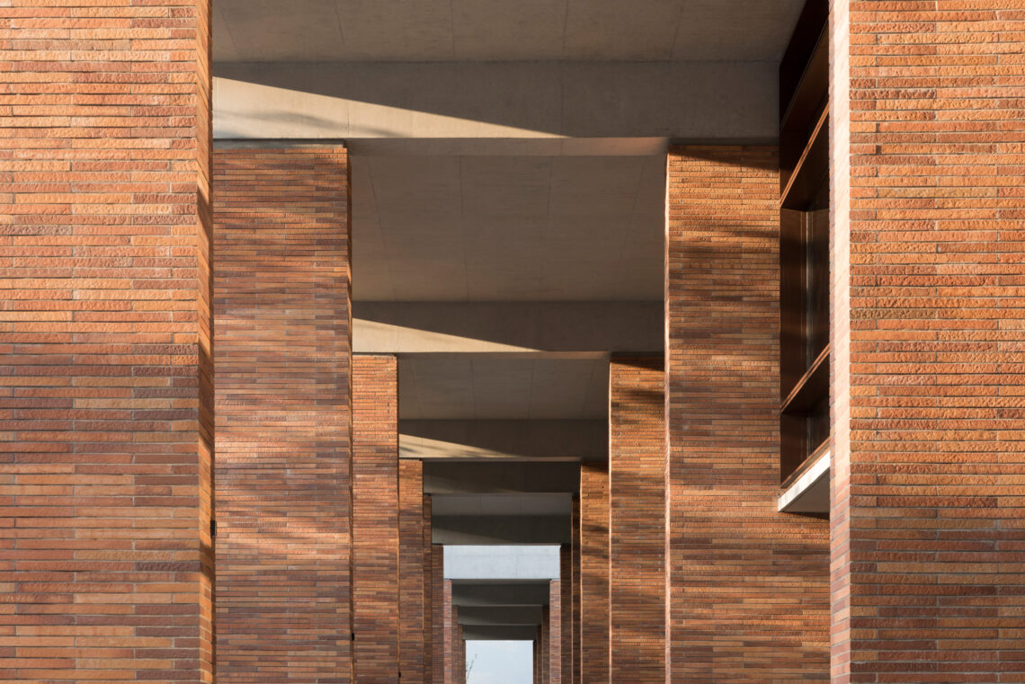 Xiao Jing Wan University / Foster + Partners 6 Foster + partners uses extra-long bricks for chinese university campus